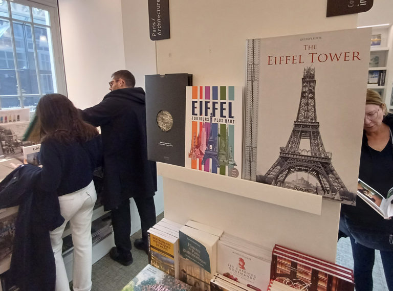 Exhibition catalogue now sold in the most famous museums of Paris!